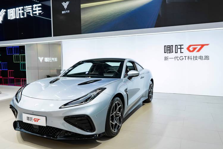 成都125哪吒汽车在智能汽车领域的表现，领途汽车在新能源汽车市场中的影响力